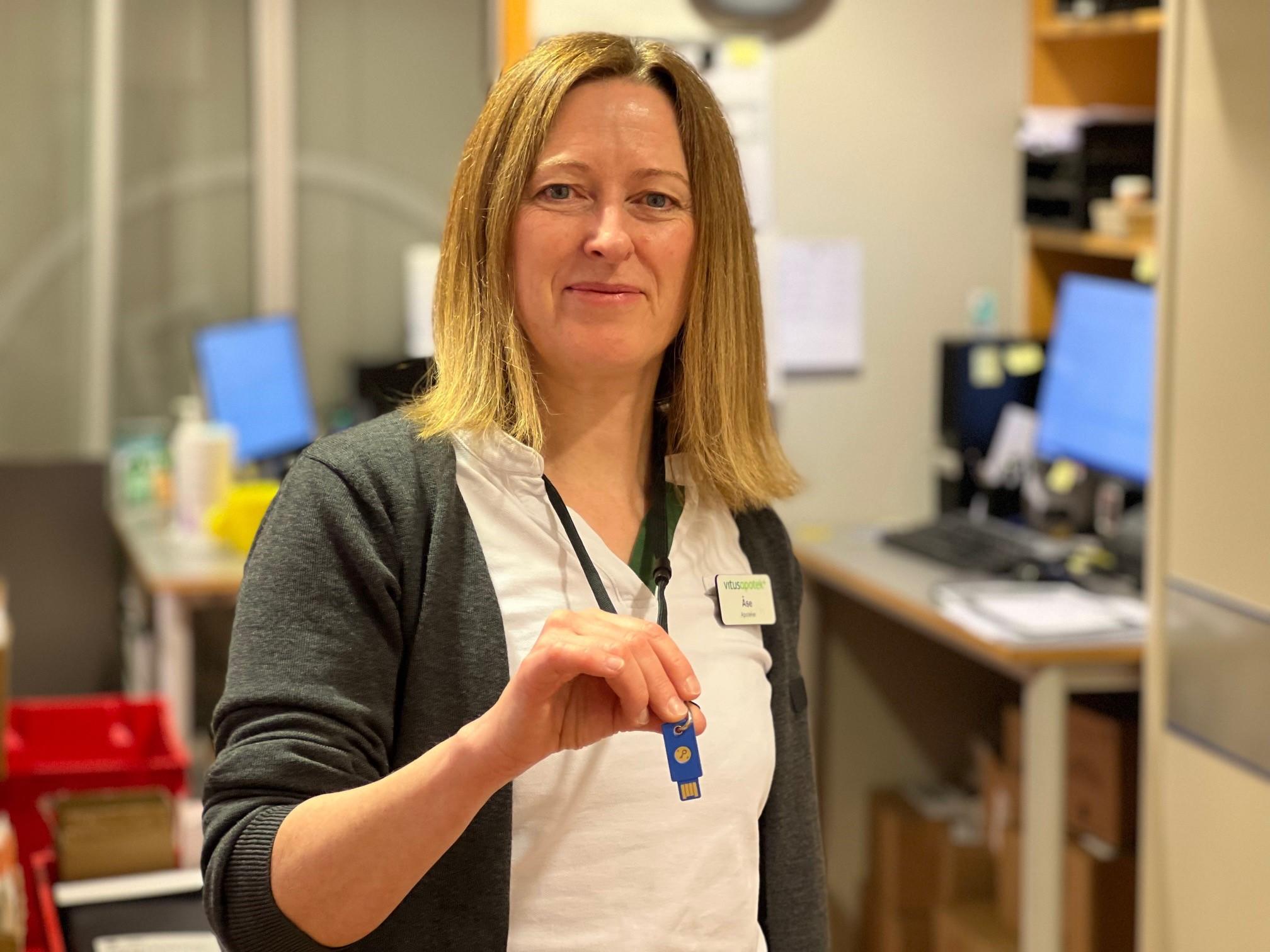 Apoteker Åse Ertesvåg viser frem Buypass-brikken som påser at ApoSys kobler opp mot Eik og andre offentlige instanser.